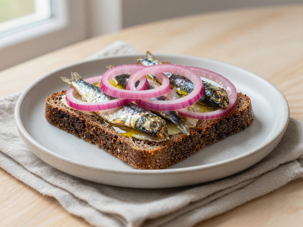 Sardiner på rugbrød med syltede rødløg