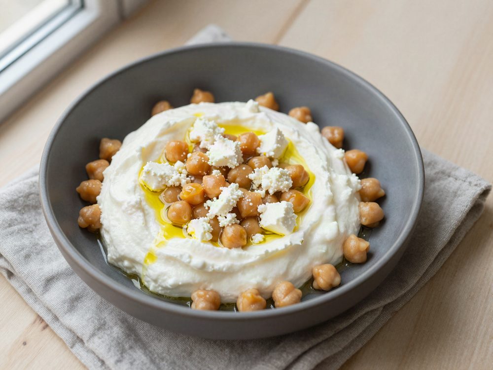 Skål med kikærter, feta og skyr