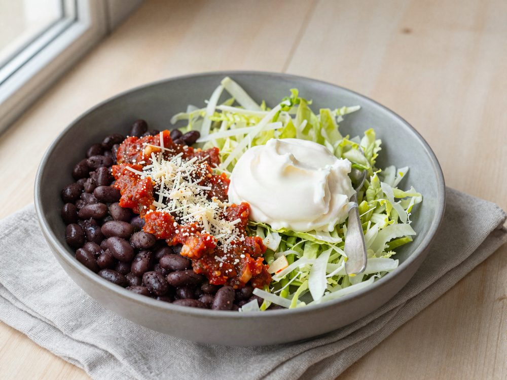 Skål med sorte bønner, salsa og revet ost