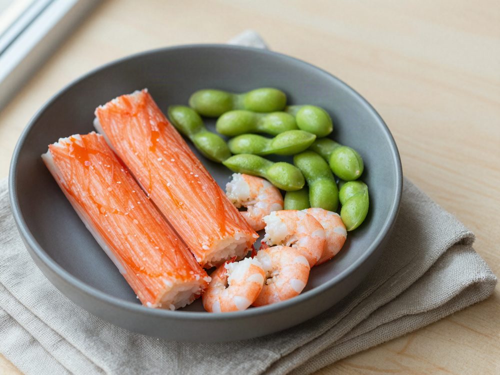 Surimi og rejer i skål med edamame