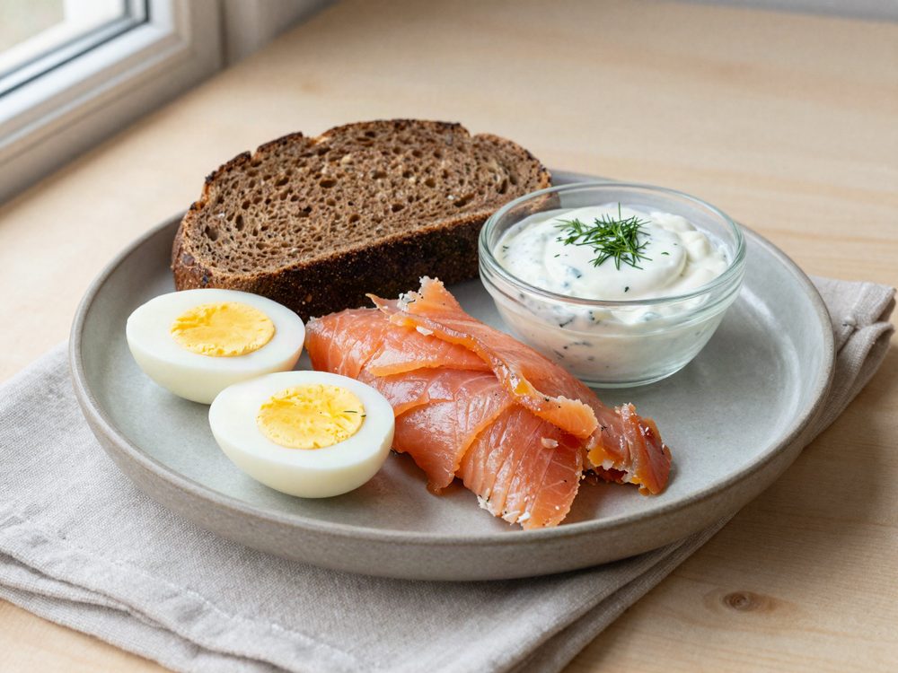 Tallerken med varmrøget laks og skyr