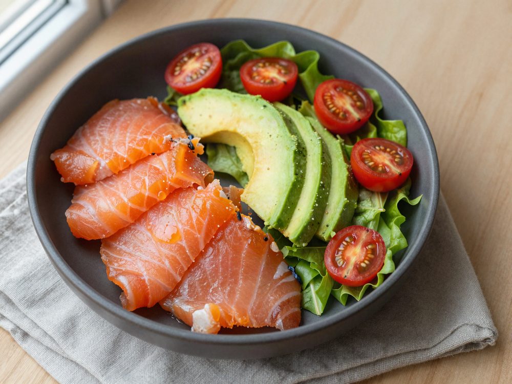 Varmrøget laks med avocado og cherrytomater