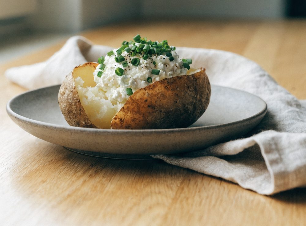 Bagte kartofler i airfryer med hytteost og purløg