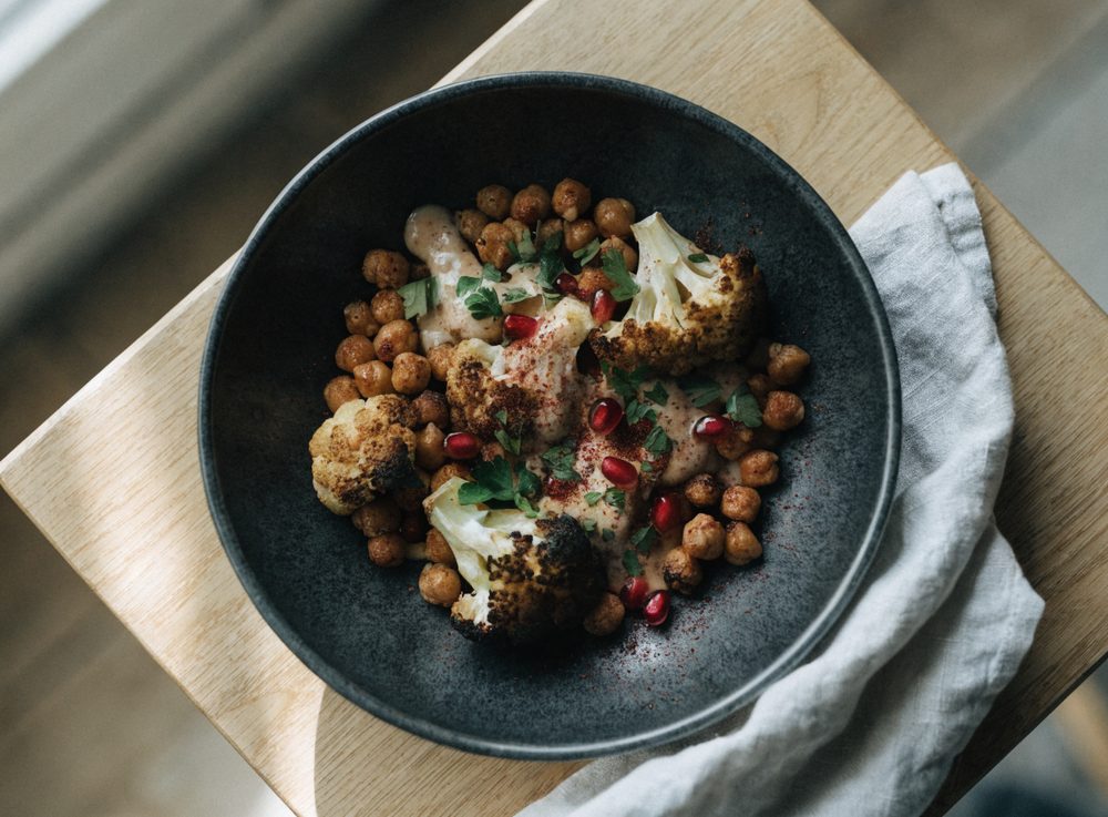 Airfryer-kikærter og blomkål med tahindressing