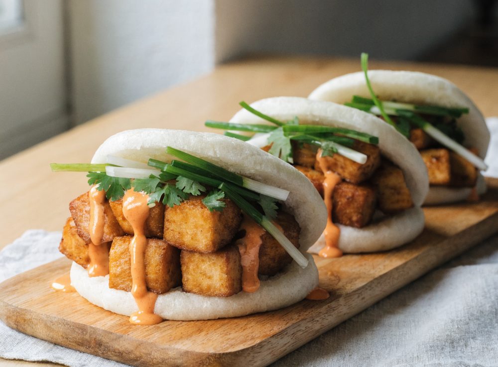 Bao boller med sprød tofu og srirachamayo