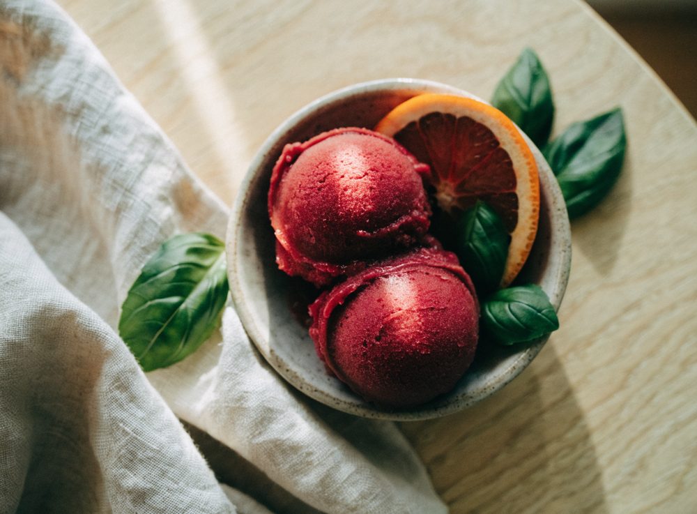 Blodappelsinsorbet med basilikum