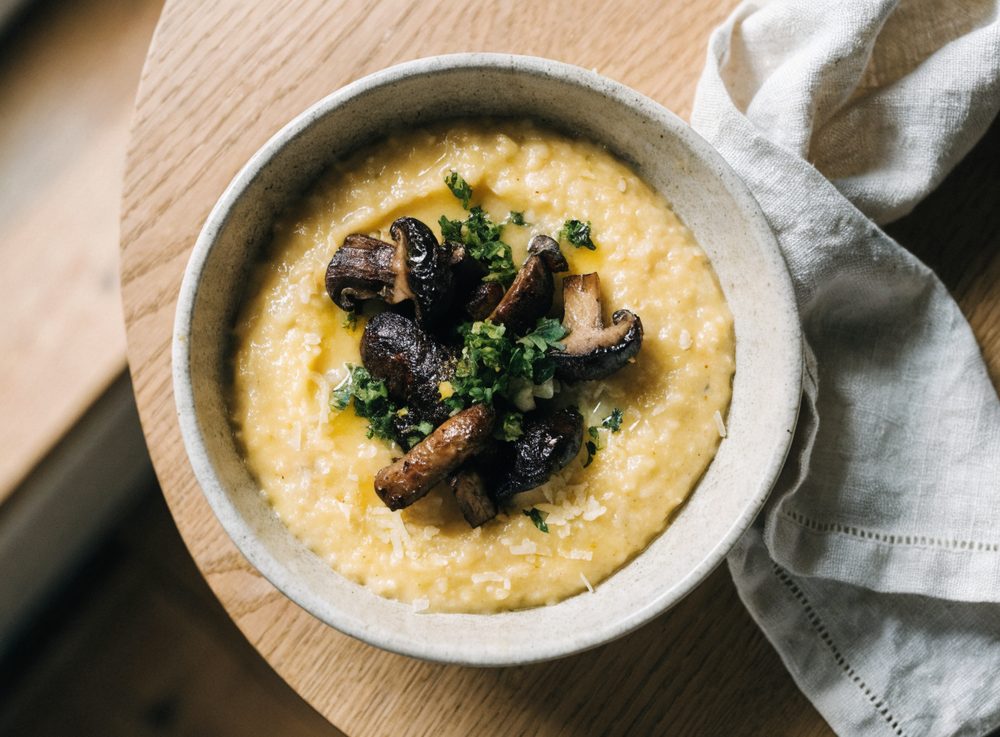 Blød polenta med ristede svampe og gremolata