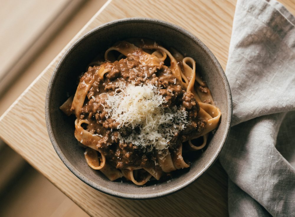 Bolognese fra bunden med mælk og hvidvin