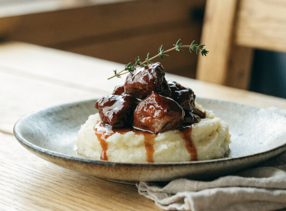 Braiserede svinekæber i portvin med kartoffelmos