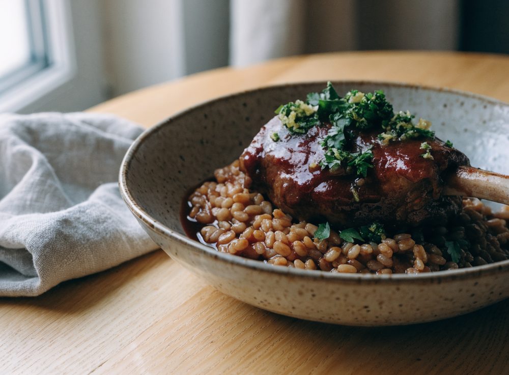 Braiseret lammeskank med gremolata og perlebyg