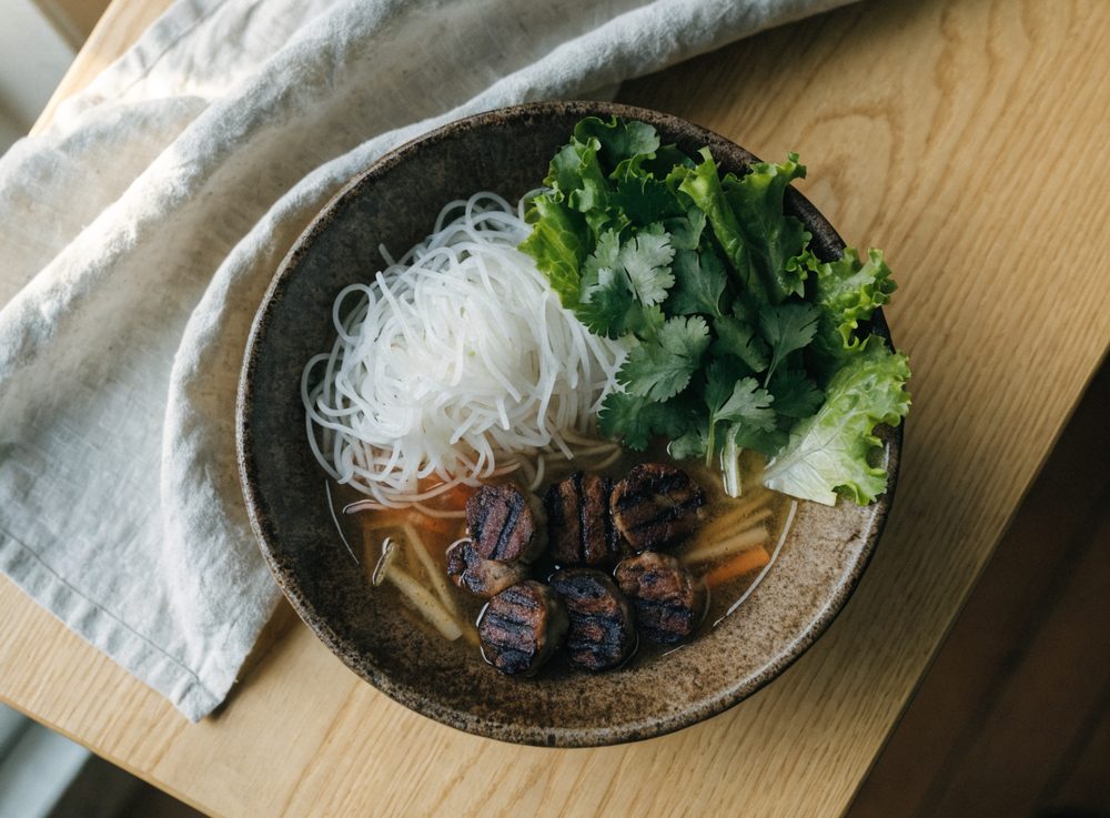 Bun cha med grillede svinefrikadeller