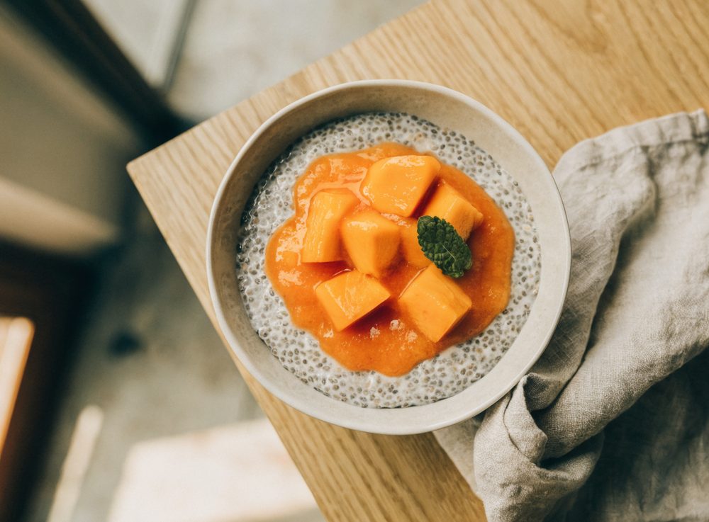 Chiagrød med mandeldrik og mango