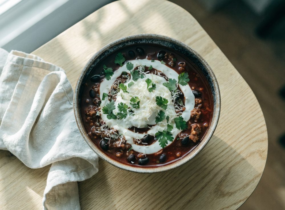 Chili con carne med sorte bønner og mørk chokolade