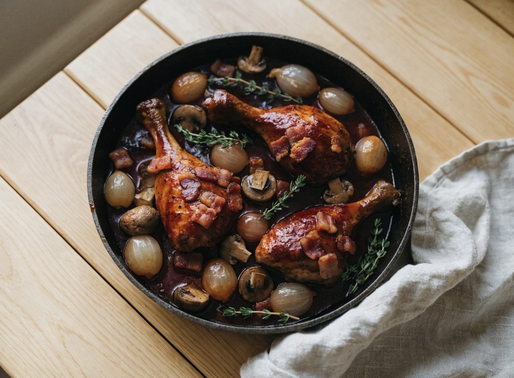 Coq au vin med perleløg og bacon