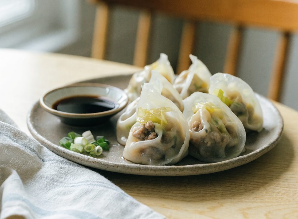 Dampede dumplings med svin og kinakål