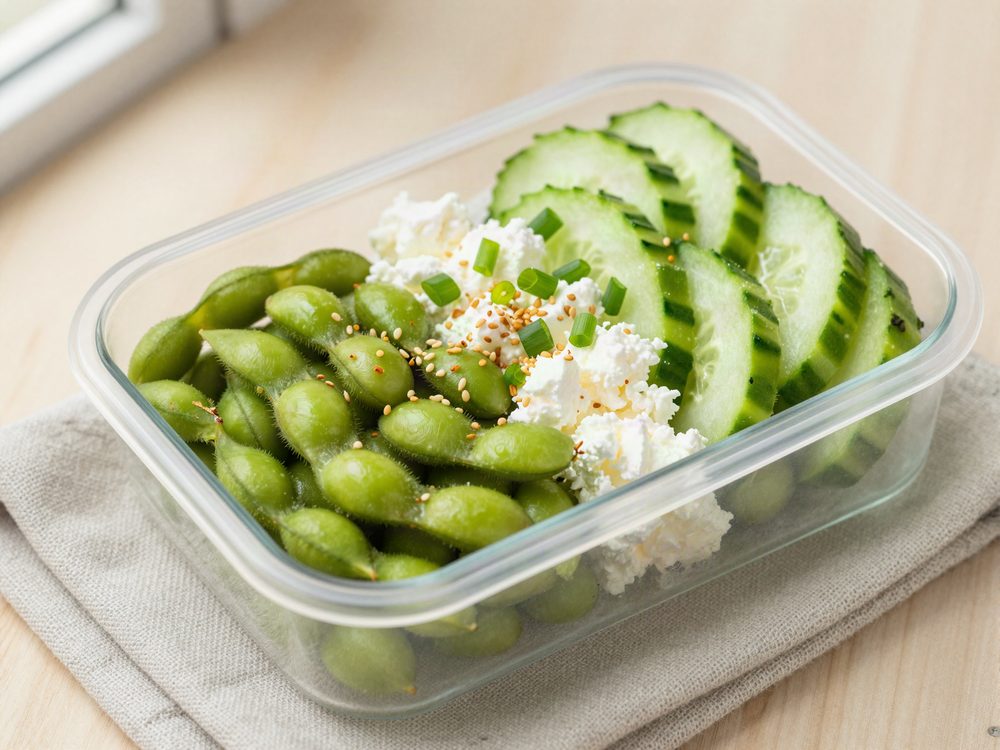 Edamame og hytteost i bøtte med forårsløg