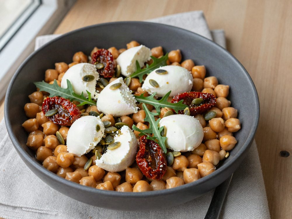 Kikærtesalat med soltørrede tomater og mozzarella