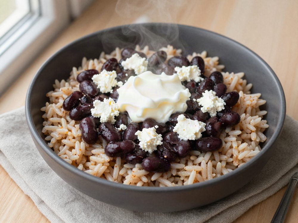 Mikroris med sorte bønner og feta