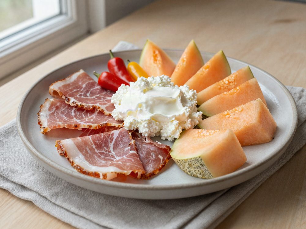Uden brød: hytteost, serranoskinke og melon
