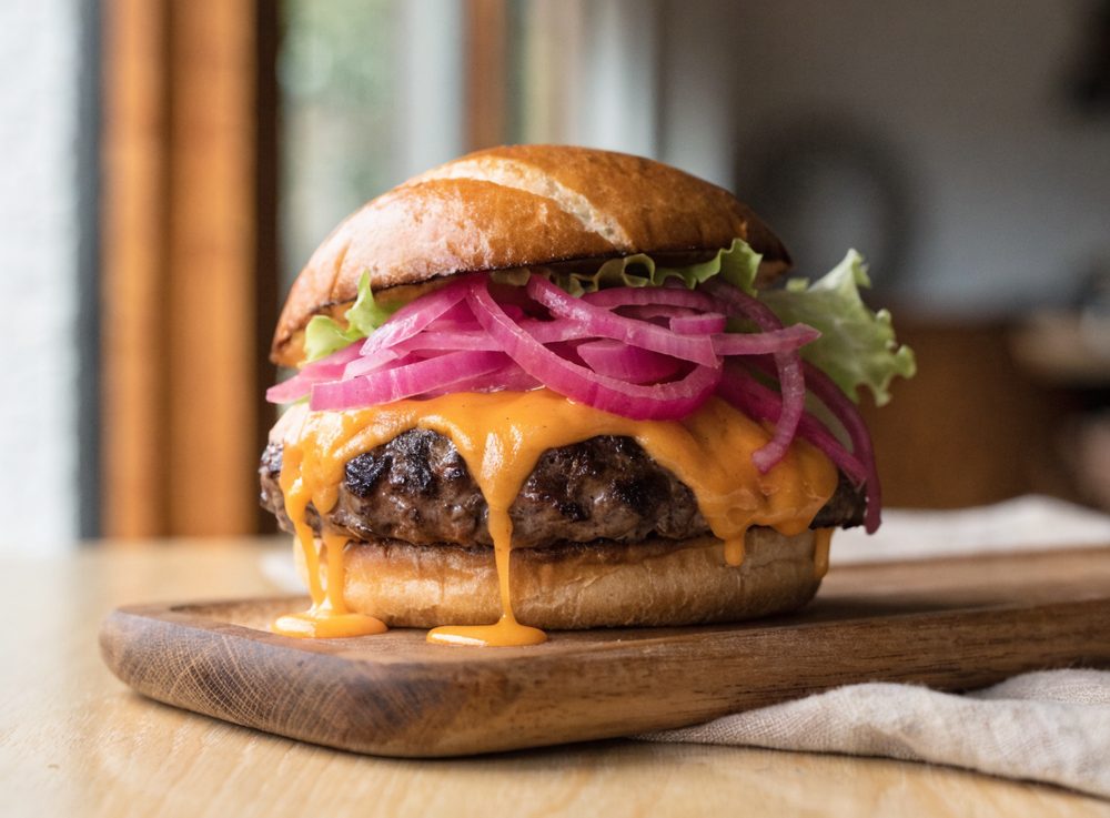 Grillburger med cheddar og syltede rødløg