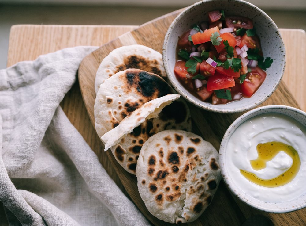 Grillet fladbrød med yoghurtdip og tomatsalsa