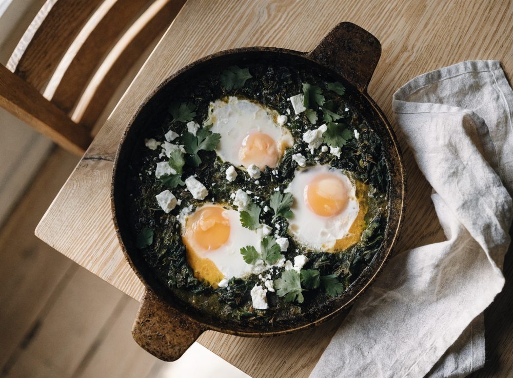Grøn shakshuka med spinat, grønkål og feta