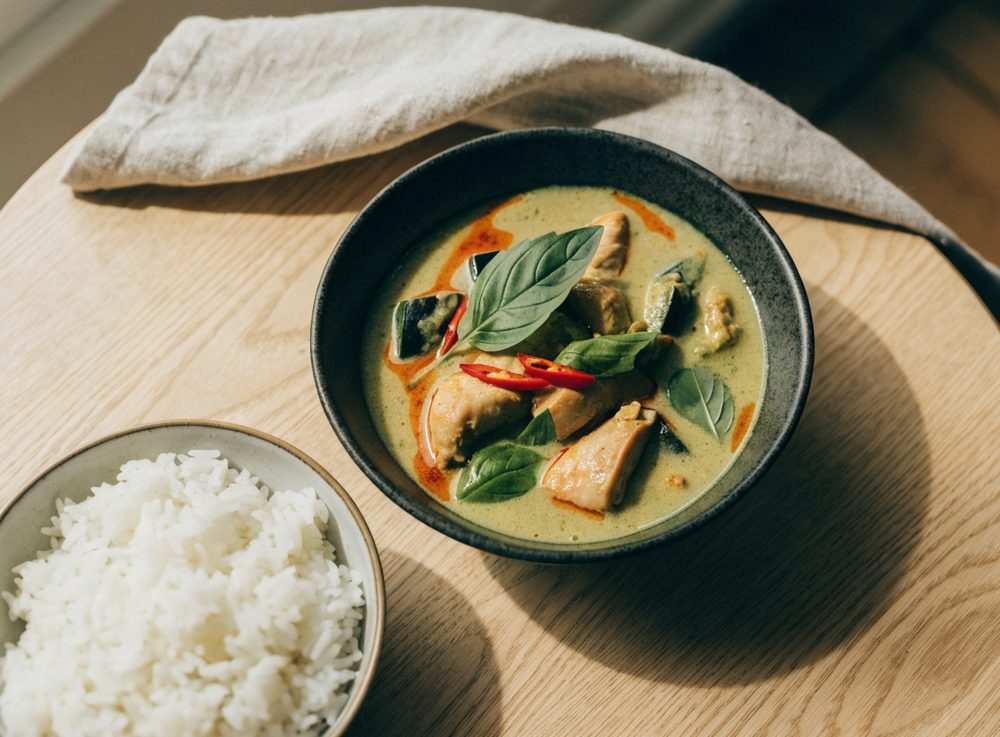 Grøn thaikarry med kylling og aubergine
