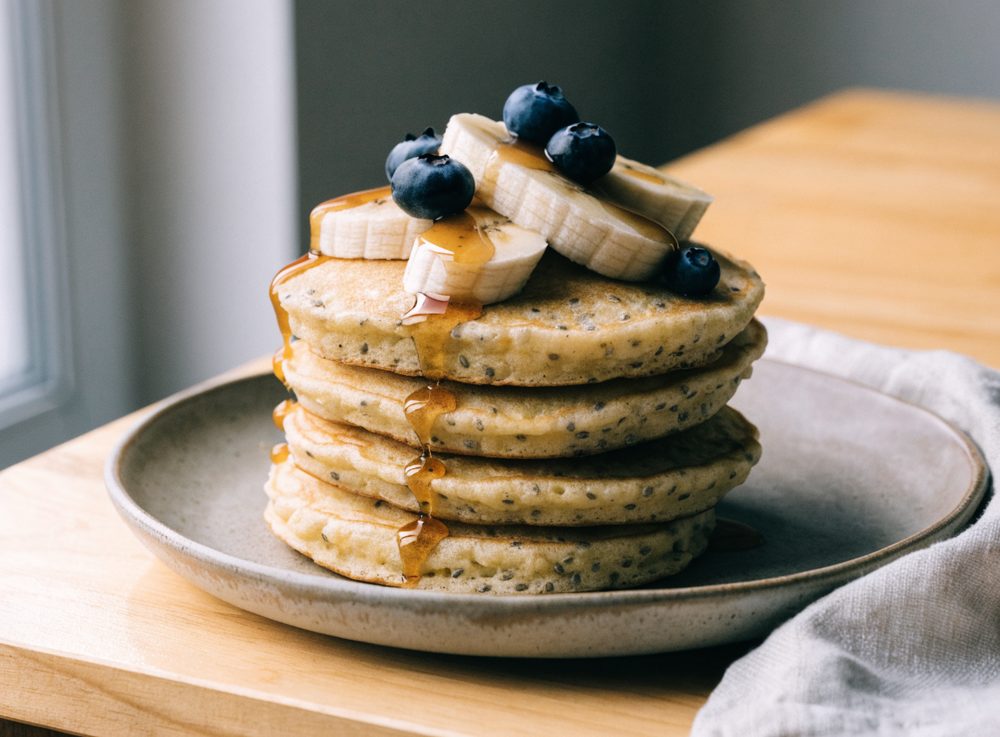 Havrepandekager med banan og chiafrø