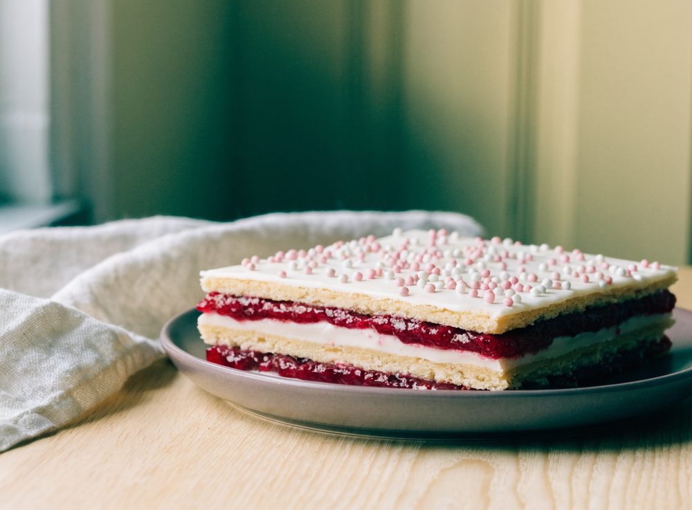 Hindbærsnitter med mørdejsbund
