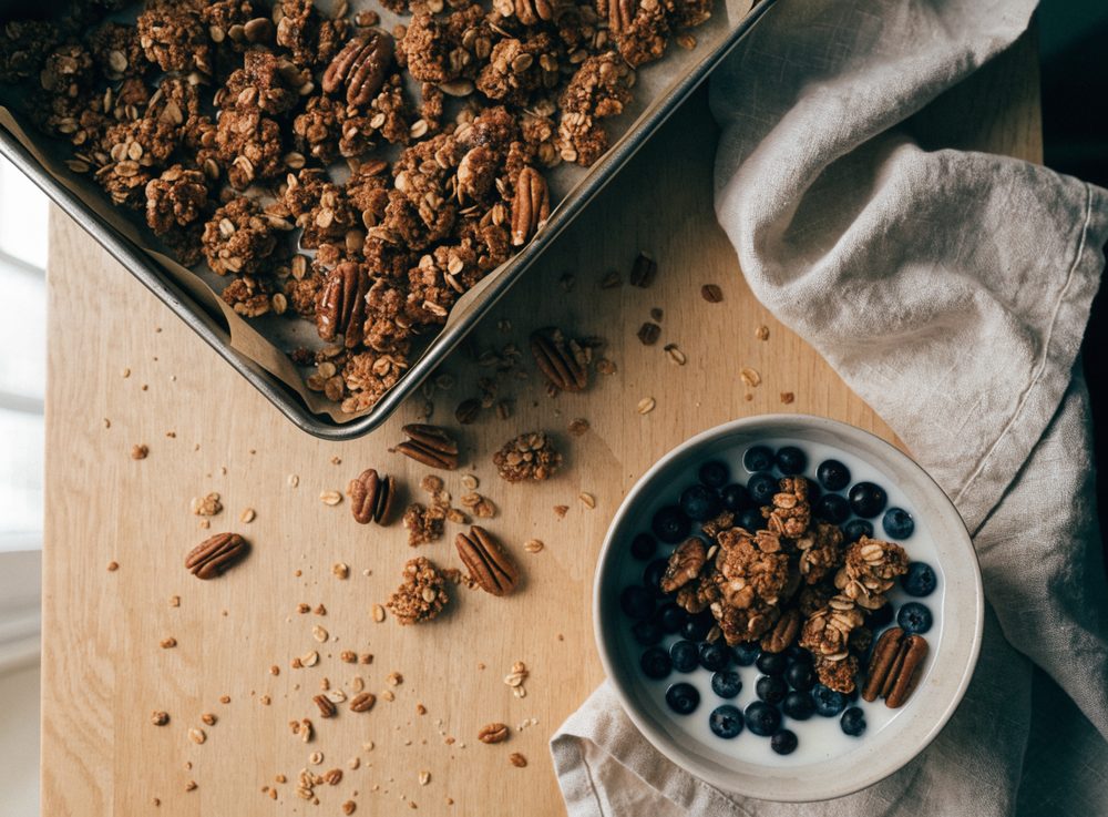Hjemmelavet granola med ahornsirup og pekannødder