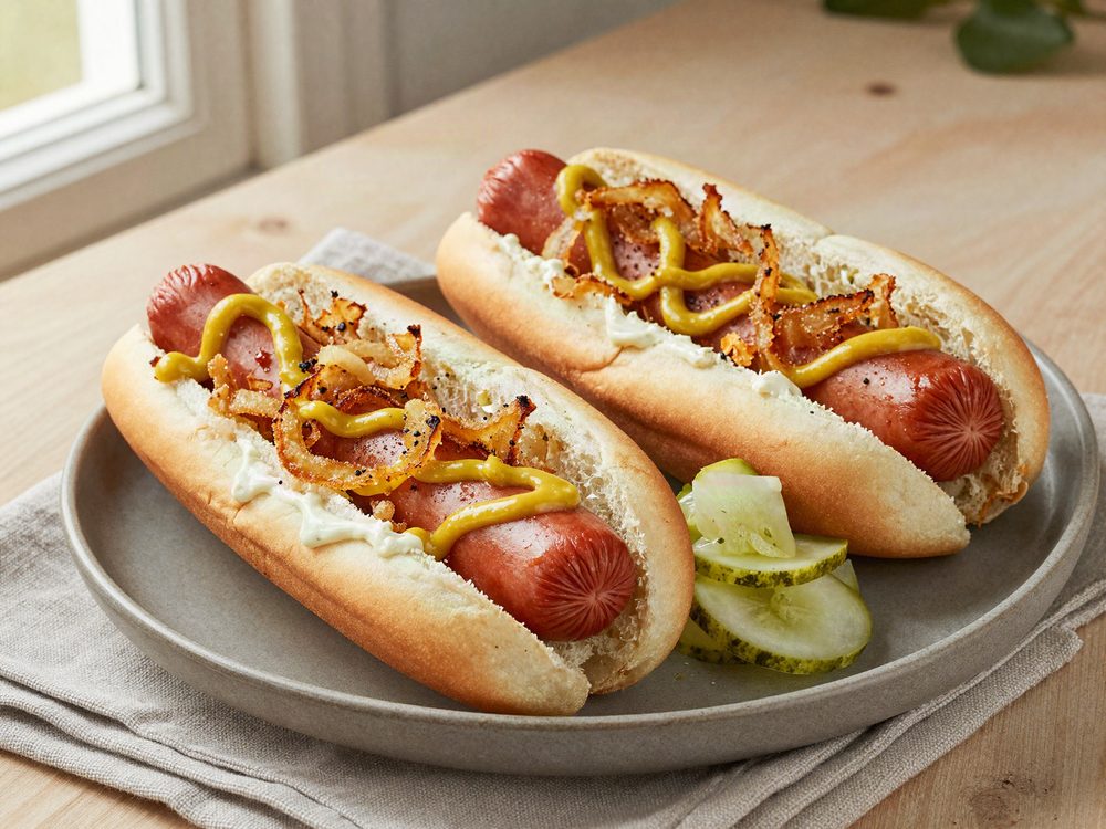 Hotdog med hjemmeristede løg og agurkesalat