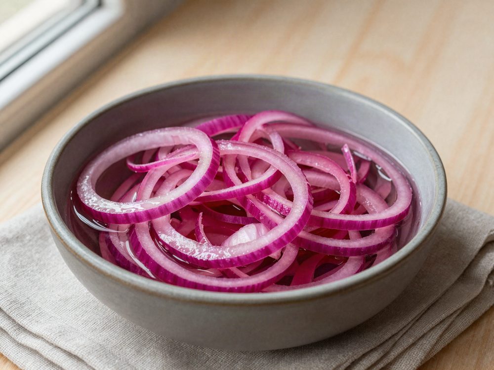 Hurtigsyltede rødløg