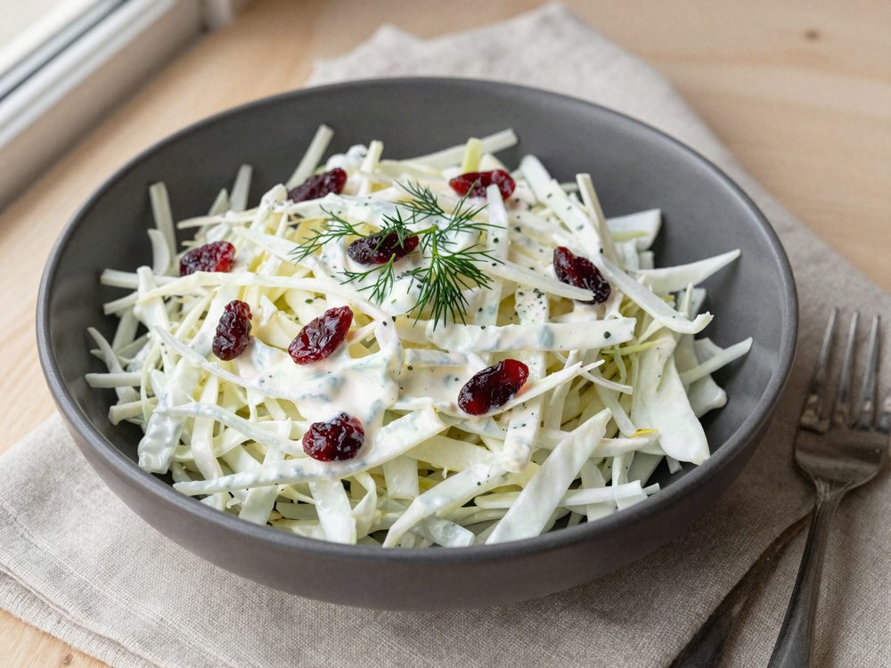 Hvidkålssalat med tranebær og yoghurtdressing