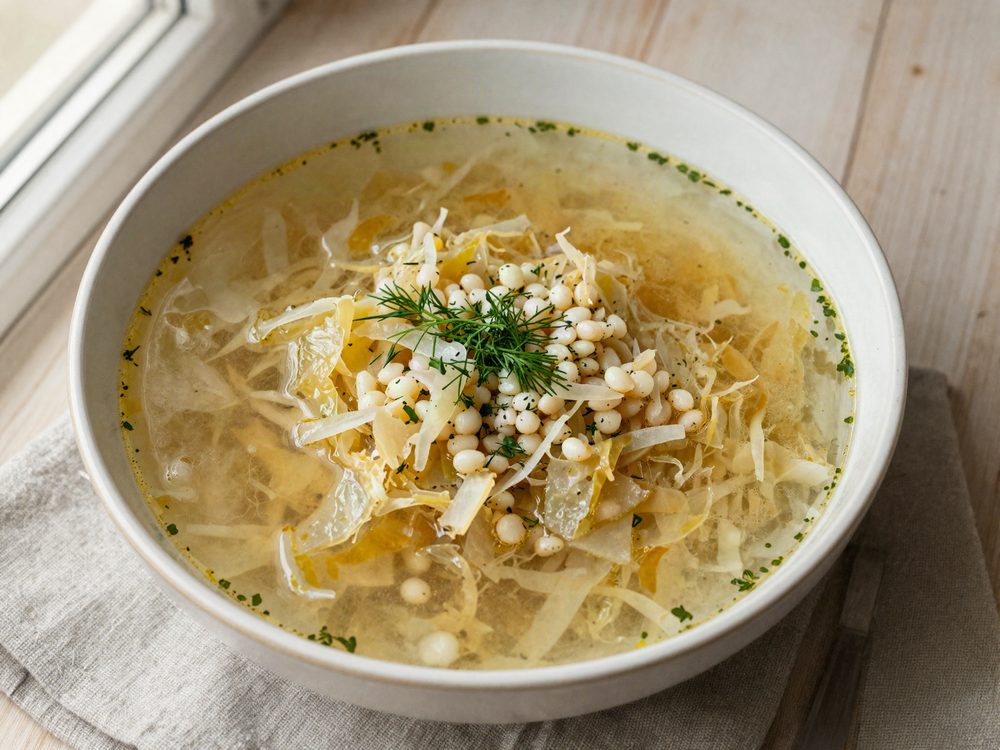 Kålsuppe med byggryn og dild