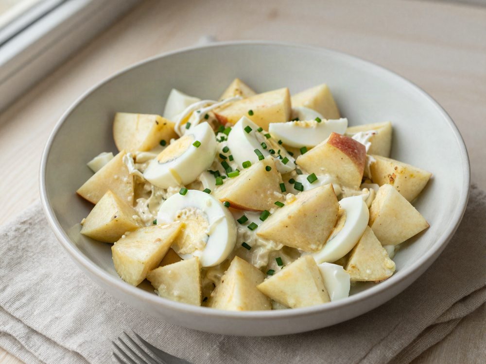 Karrysalat med æg og æble