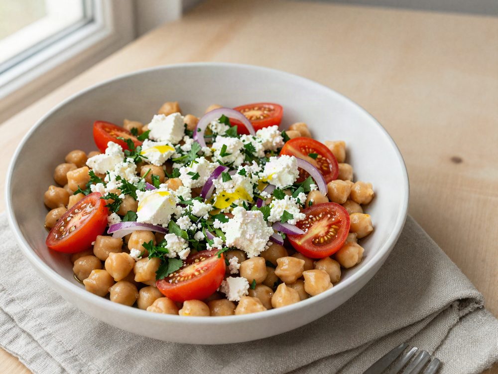 Kikærtesalat med feta og persille