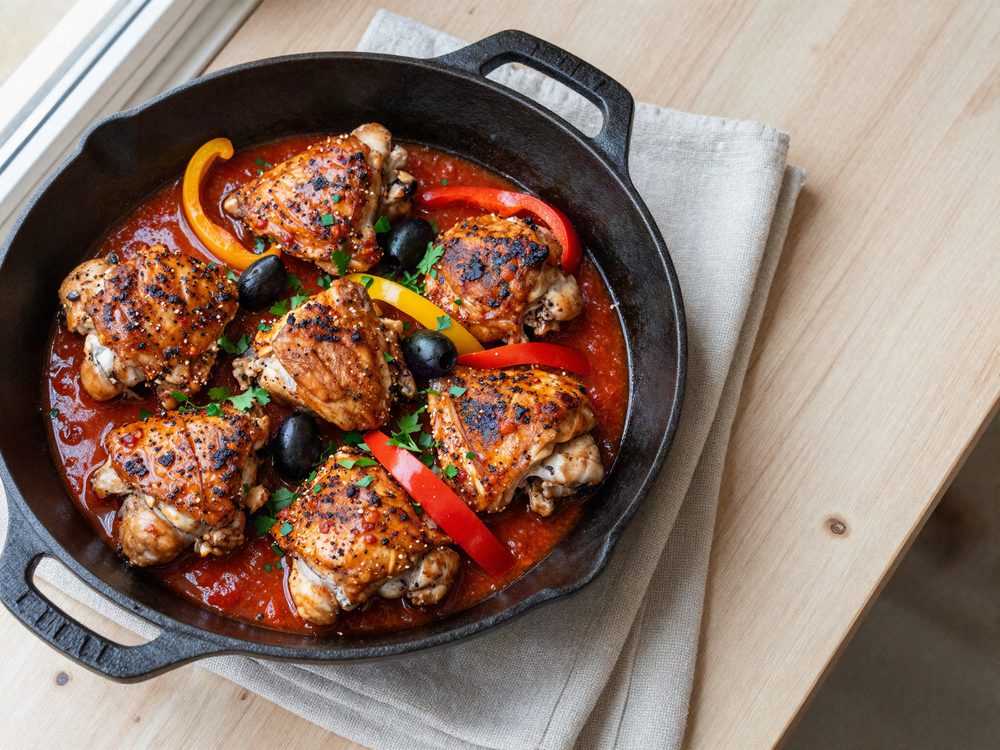 Kyllingelår i tomat med røget paprika og peberfrugt