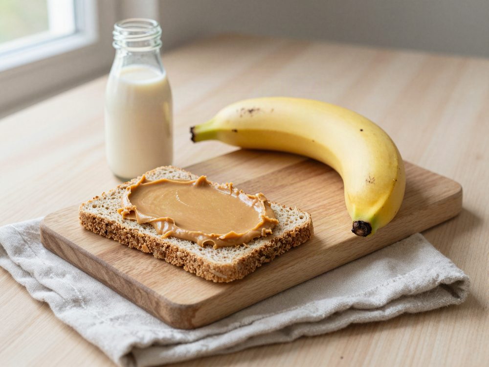 Æggehvidedrik med knækbrød og peanutbutter