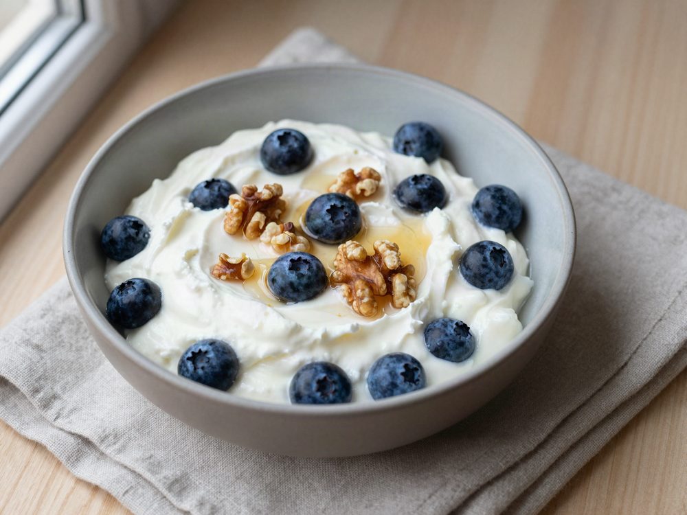 Græsk yoghurt med blåbær, valnødder og honning