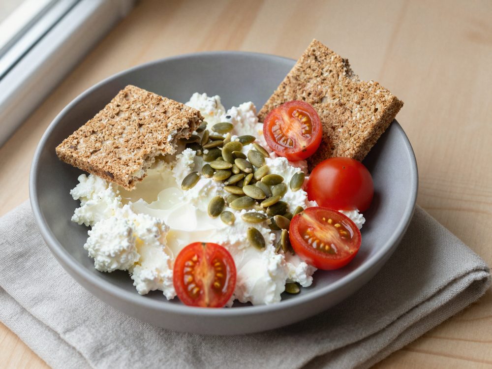 Hytteost med knækbrød og græskarkerner