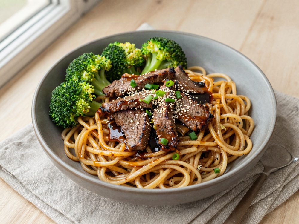 Nudler med oksestrimler og broccoli
