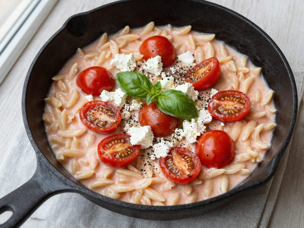Orzo med cherrytomater og feta i én gryde