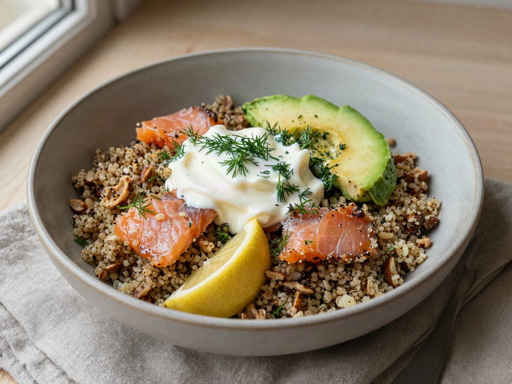 Quinoasalat med varmrøget laks, avocado og dild