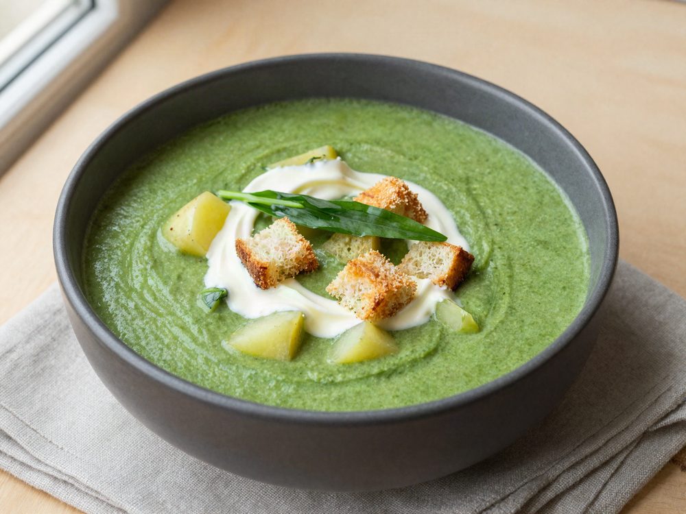 Ramsløgssuppe med nye kartofler og croutoner