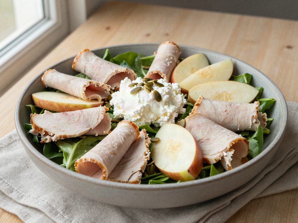 Blandet salat med kalkunpålæg, æble og hytteost