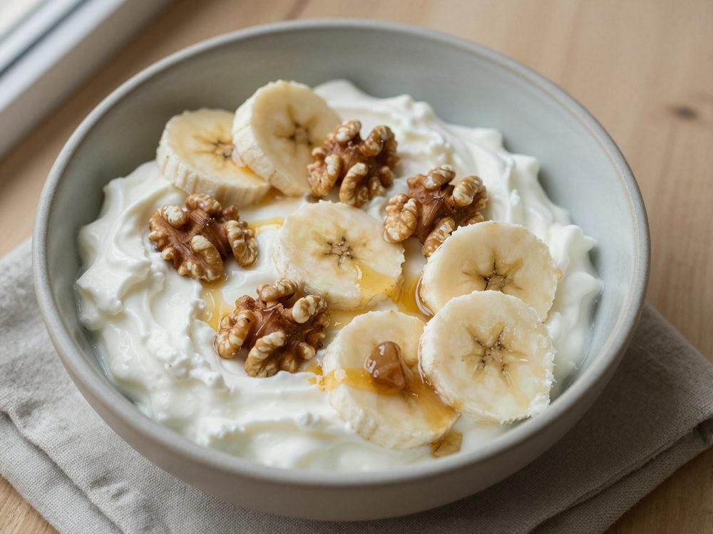 Græsk yoghurt med banan, honning og valnødder