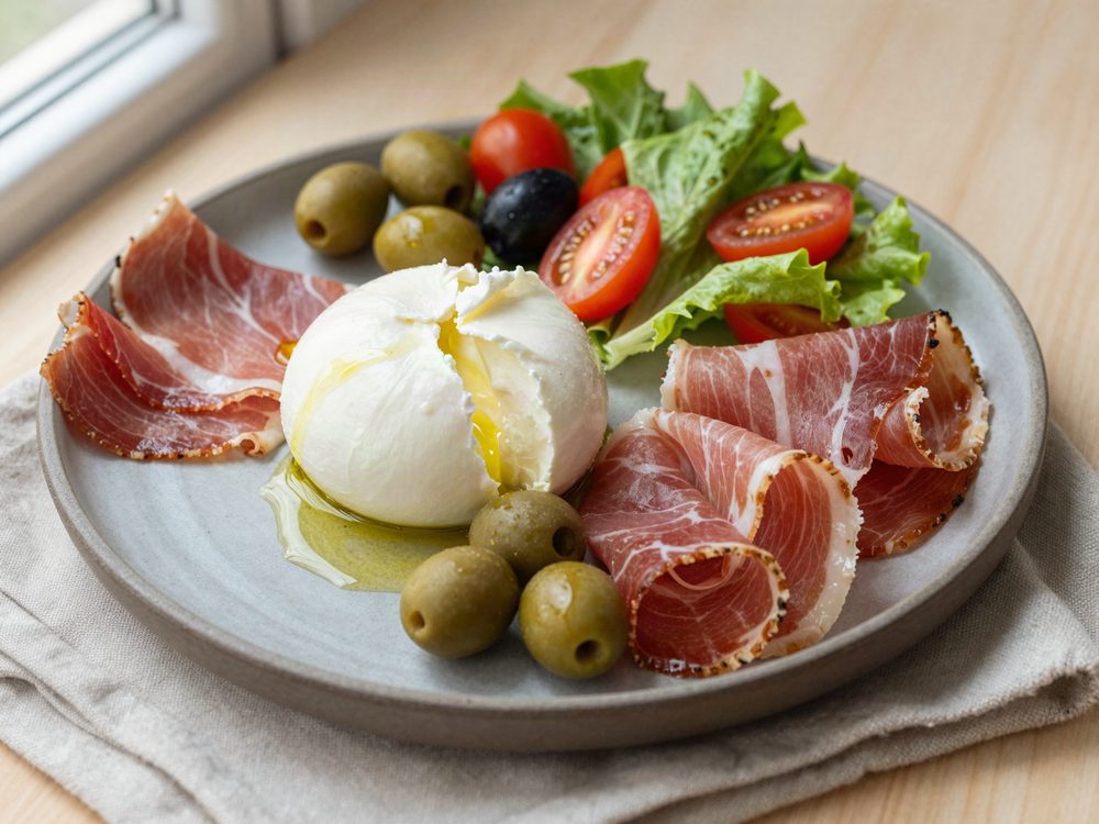 Italiensk tallerken med mozzarella og serranoskinke
