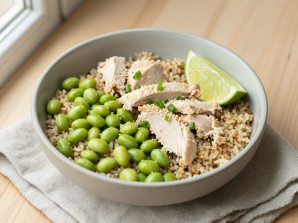 Mikrobowl med edamame, quinoa og kylling