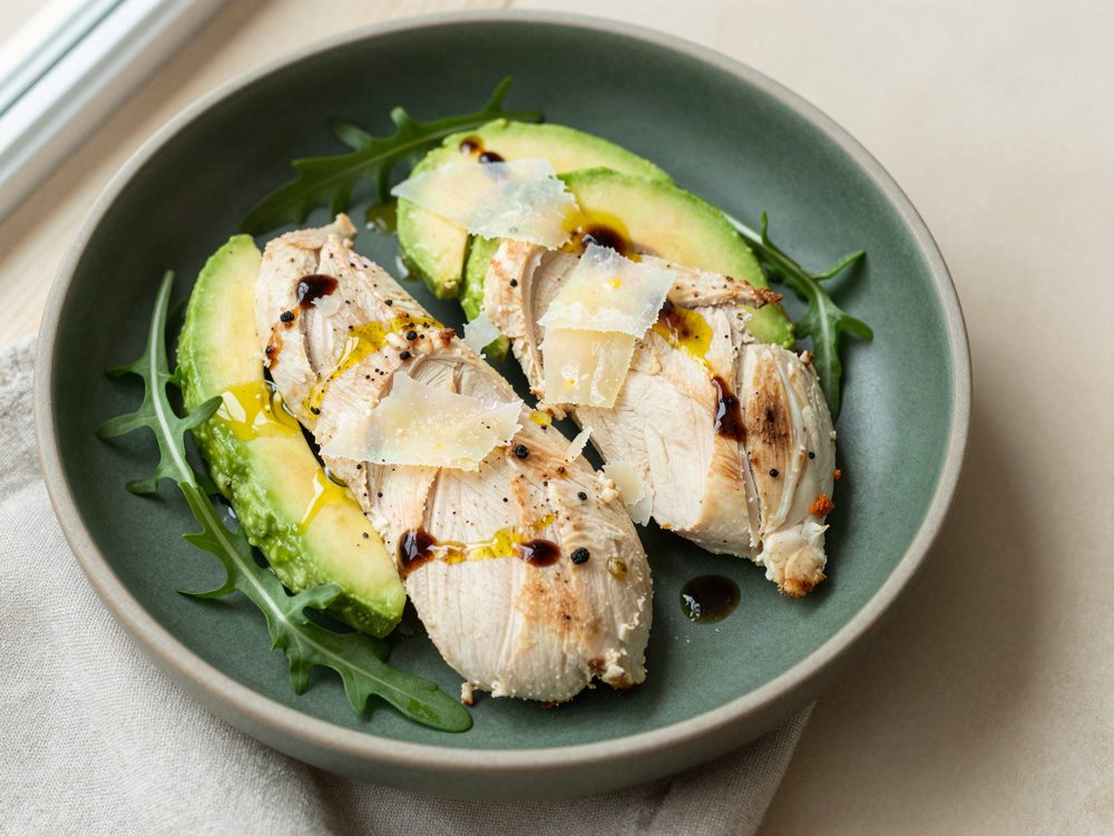 Rucola med kyllingeskiver, parmesan og avocado