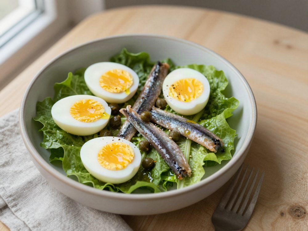 Salatskål med ansjos og færdigkogte æg